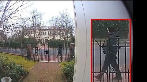 Imagens de videovigilância de Cláudio Valente na zona da Universidade de Brown no dia 13 de dezembro, o dia em que disparou 44 tiros numa sala da escola, matando dois estudantes de 18 e 19 anos e ferindo nove. Dois dias depois, a 80 quilómetros, iria ao encontro do ex.colega do Técnico Nuno Loureiro, que atingiu com quatro disparos, causando-lhe a morte.