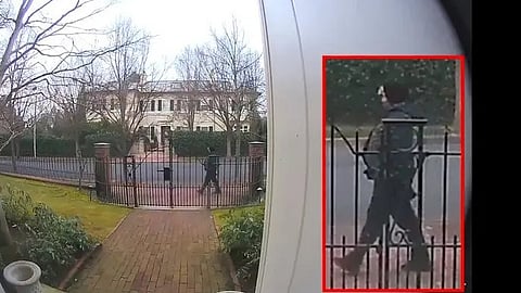 Imagens de videovigilância de Cláudio Valente na zona da Universidade de Brown no dia 13 de dezembro, o dia em que disparou 44 tiros numa sala da escola, matando dois estudantes de 18 e 19 anos e ferindo nove. Dois dias depois, a 80 quilómetros, iria ao encontro do ex.colega do Técnico Nuno Loureiro, que atingiu com quatro disparos, causando-lhe a morte.