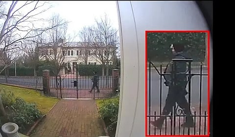 Imagens de videovigilância de Cláudio Valente na zona da Universidade de Brown no dia 13 de dezembro, usando uma máscara. A polícia determinou tratar-se de "pessoa de interesse para a investigação" mas só viria  a conseguir identificá-lo graças a uma testemunha que viu o carro que ele usou.