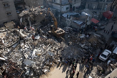 A Defesa Civil na Faixa de Gaza está a realizar operações para recuperar os corpos de palestinianos soterrados.