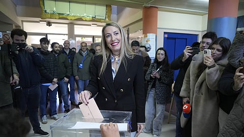 A presidente da Junta da Extremadura e candidata do PP, María Guardiola, no momento do voto. Quatro meses depois, foi investida de novo presidente.