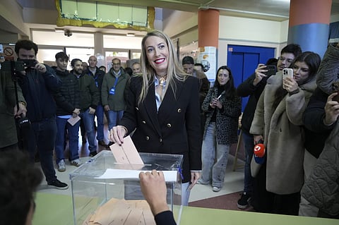 A presidente da Junta da Extremadura e candidata do PP, María Guardiola, no momento do voto. 