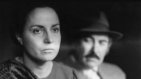 Laura Soveral e João Guedes em Uma Abelha na Chuva (1972).