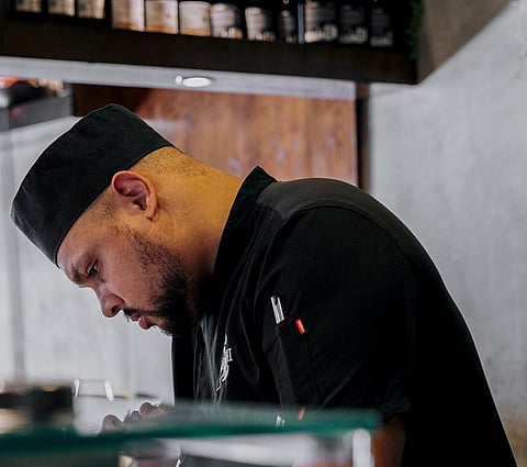 Chef brasileiro faz o peixe brilhar em restaurante japonês na região mais carnívora de Lisboa