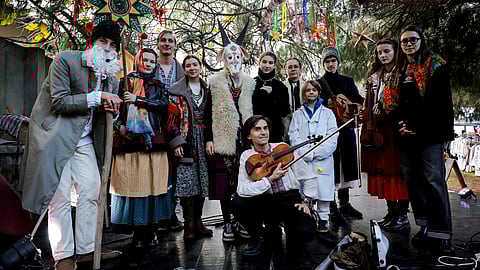 A banda folk ucraniana Litá acompanhada pelos atores que participaram no teatro de Natal no Festival Toloka, em Lisboa.