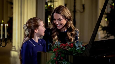 Princesa de Gales e a filha fazem dueto ao piano num evento de Natal em Londres (veja o vídeo)