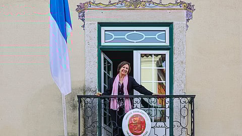 A embaixadora Anne Lammila à varanda da embaixada da Finlândia em Lisboa, na rua do Possolo.