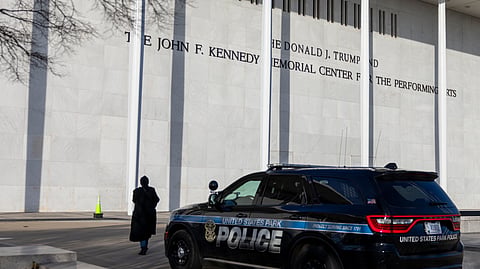Nome de Trump começa a ser removido do Kennedy Center horas após Justiça determinar prazo