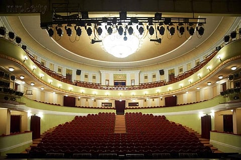 Em zona ocupada pela Rússia, Teatro de Mariupol reabre com encenação de conto de fadas russo