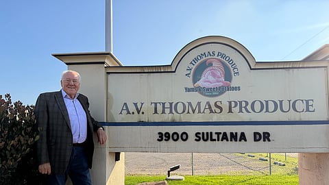 Manuel Eduardo Vieira junto à entrada das instalações principais da sua  A.V. Thomas.