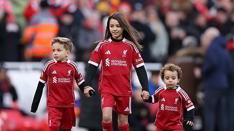 Dinis e Duarte, filhos de Diogo Jota pisam o relvado do estádio Anfield