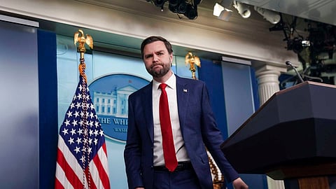 JD Vance surge como favorito a suceder a Trump do lado republicano.
