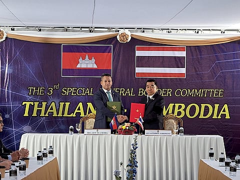 Ministro da Defesa do Camboja, Minister Tea Seiha, e o seu homólogo da Tailândia, Natthaphon Narkphanit 