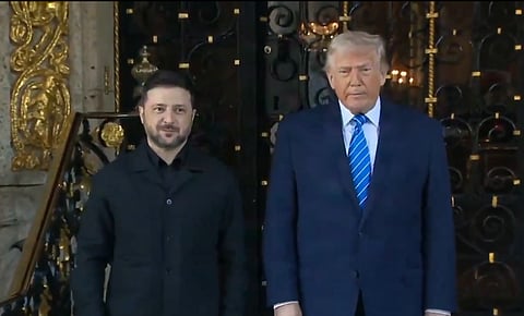 O momento "para a fotografia" dos dois líderes à porta da residência de Trump em Mar-a-Lago