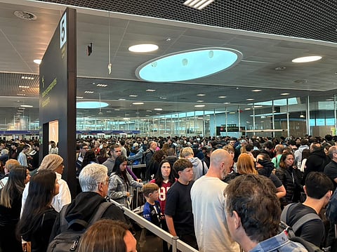 Passageiros criticam falta de assistência e informações.