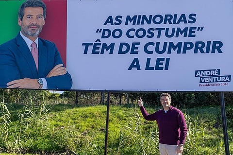 Primeiro dos novos cartazes foi colocado nesta segunda-feira em Vila Nova de Milfontes.