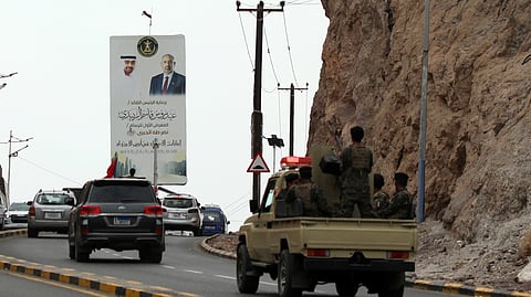 Forças dos separatistas do Sul passam num veículo por uma estrada com a imagem do presidente dos Emirados Árabes Unidos, Sheikh Mohammed bin Zayed Al Nahyan (à esquerda), e do líder máximo do Conselho de Transição do Sul (STC), apoiado pelos Emirados Árabes Unidos, Aidaros Alzubidi, na cidade portuária de Aden, no sul do Iémen.