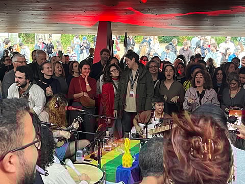 "Numa roda de samba não há currículos, estatísticas ou discursos identitários. Há presença. Há escuta. Há uma espécie de acordo implícito: aqui, ninguém precisa provar nada"