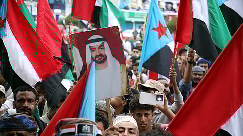 Uma foto do líder dos Emirados Árabes Unidos num protesto contra a Arábia Saudita em Aden, no Iémen.