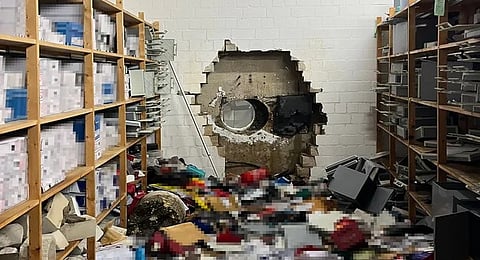 Os assaltantes abriram um buraco no cofre com um berbequim de grandes dimensões.