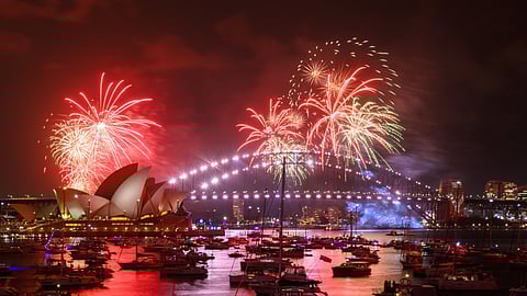Um minuto de silêncio e uma Menorá antes do espetacular fogo de artifício em Sydney. Veja as imagens