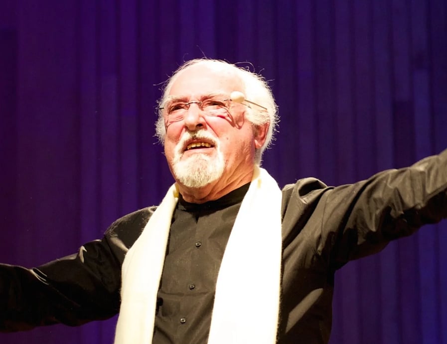 Ruy de Carvalho is visibly recovering from a mild stroke, family says. Actor shares a New Year’s message