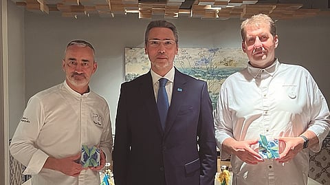 O embaixador Jean Galiev rodeado pelos chefs Vincent Farges e Artem Kantsev.