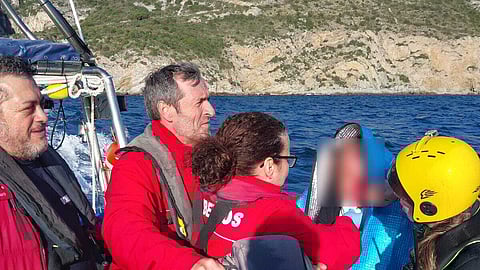 Momento do resgate de um homem de 50 anos no Cabo Espichel, Sesimbra