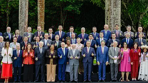 Lula da Silva rodeado pelos membros do seu executivo.