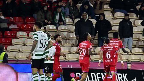 Carlos Eduardo festeja o golo.