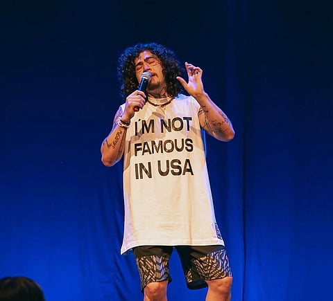 Humorista se apresenta em sete cidades portuguesas.