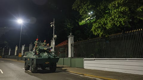 Militares junto ao Palácio presidencial após ataque dos EUA a Caracas