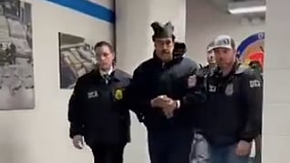 Maduro a percorrer um corredor do centro de detenção de Brooklyn