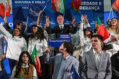 Henrique Gouveia e Melo no primeiro dia de campanha, rodeado de uma claque entusiasmada no pavilhão municipal do Bairro da Boavista.
