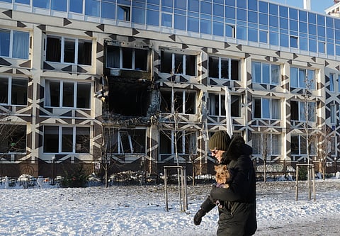 Pelo menos duas pessoas morreram na sequência de um ataque de drones russos que atingiu uma clínica em Kiev.  