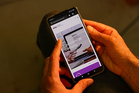 imigrantes terão que fazer o pedido via formulário de contato da AIMA.