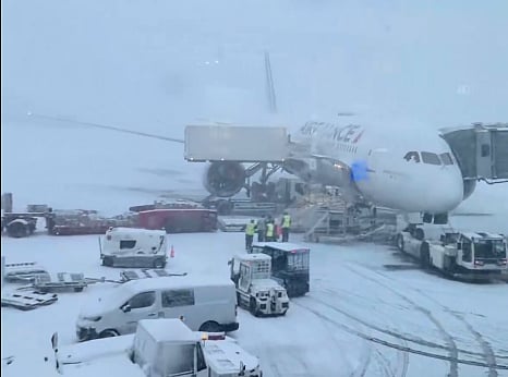 Neve afeta aeroportos de Paris, Amesterdão e Bruxelas com cancelamentos de voos incluindo em Portugal