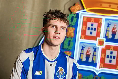 FC Porto anuncia a contratação do extremo polaco Oskar Pietuszewski por três épocas