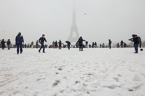 A neve junto à Torre Eiffel, em Paris