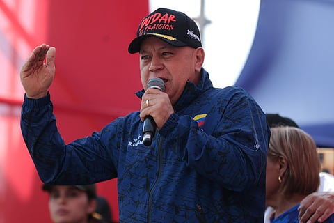 “Duvidar é traição”, diz o boné que Diosdado Cabello usou numa manifestação na terça-feira.