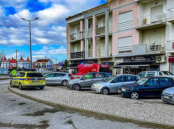 Elderly woman dies in Sesimbra after waiting 40 minutes for an ambulance that came from Carcavelos, 35 km away
