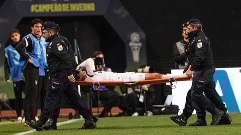 Eduardo Quaresma levado em maca após ter chocado com o médio do Vitória de Guimarães Samu Silva nas meias-finais da Taça da Liga
