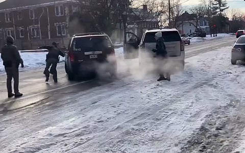 Agente do ICE mata mulher a tiro em Minneapolis. Trump acusa-a de resistir e culpa a "esquerda radical"