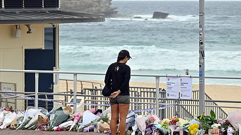 Memorial na praia de Bondi, Austrália, onde ocorreu um ataque durante o festival de Hanukkah da comunidade judaica