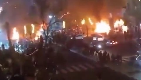 Apelo do príncipe herdeiro leva milhares às ruas no Irão. Internet e telecomunicações cortadas (com vídeos) 