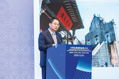 Wu Zhiliang, académico especializado em História e Cultura de Macau, autor deste artigo discursando no Fórum Internacional  de Intercâmbio Civilizacional 2025. 
