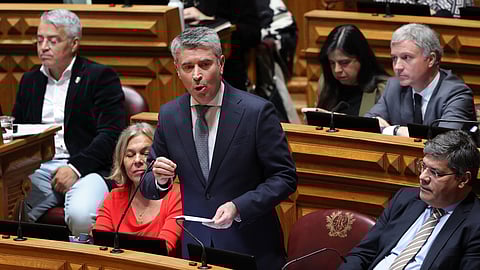 José Luís Carneiro no debate em que Montenegro fez o anúncio de novas ambulâncias