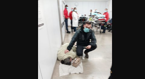 Doente oncológica em fase terminal foi deitada no chão da urgência do hospital de Coimbra por falta de macas