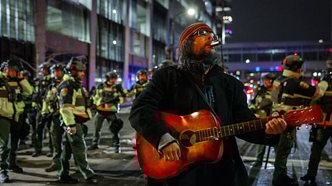 Manifestante no exterior de um dos hotéis onde os agentes do ICE estão alojados, em Minneapolis, estado do Minnesota,a sexta-feira, 9 de janeiro.
