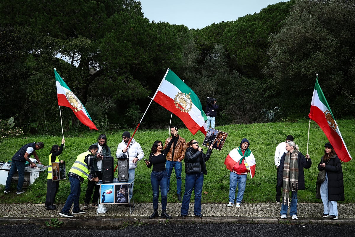Two Portuguese nationals have asked for help to leave Iran because of the violence